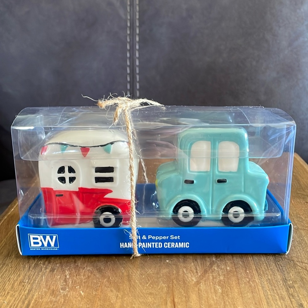 Boston Warehouse Ceramic Trailer Salt & Pepper Set Hand Painted (7)